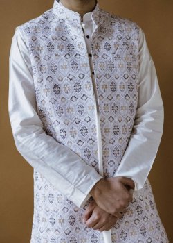 Ivory Diamond threadwork Print Vest Set - hover