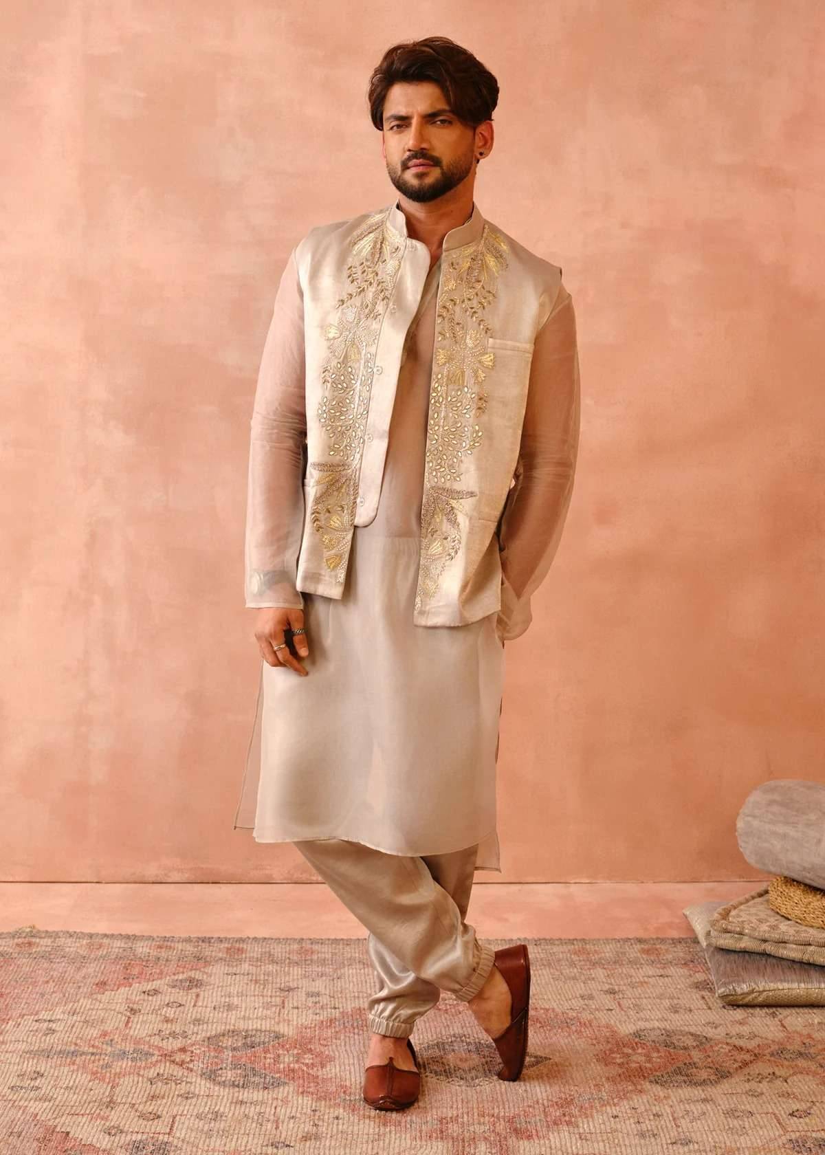 Beige & Gold Bagh Embroidered Bandi Set Image - 0