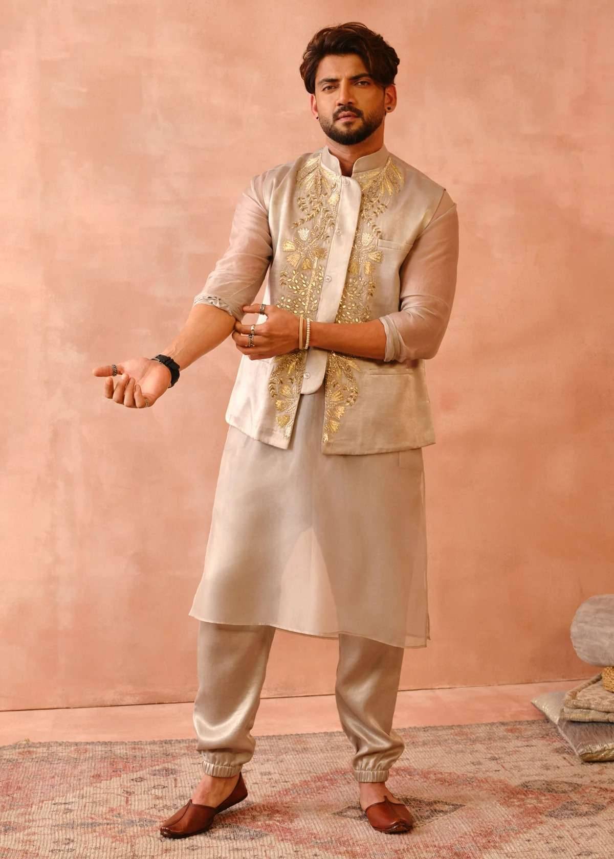 Beige & Gold Bagh Embroidered Bandi Set Image - 2