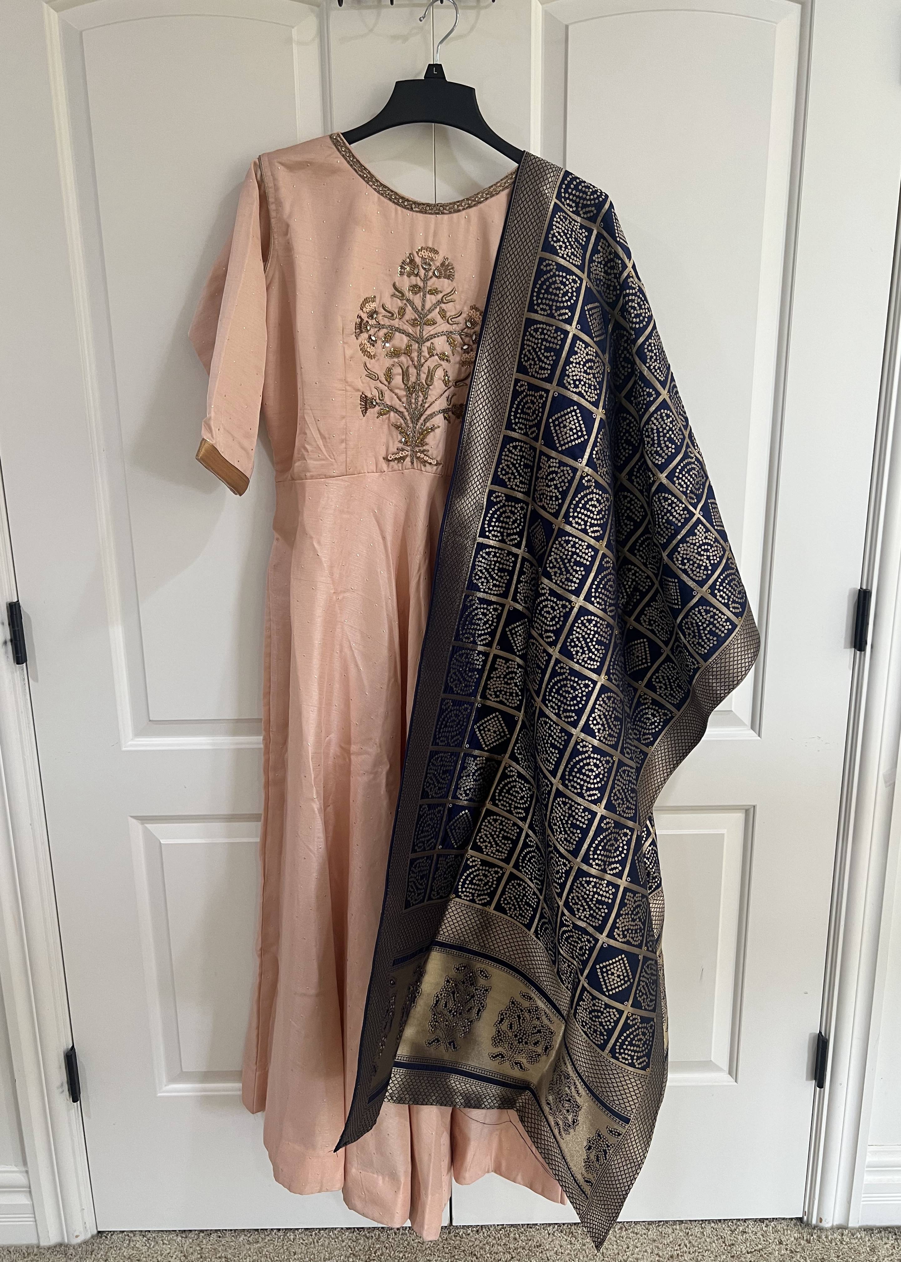 Peach Kurta Set with Black Dupatta Image - 0