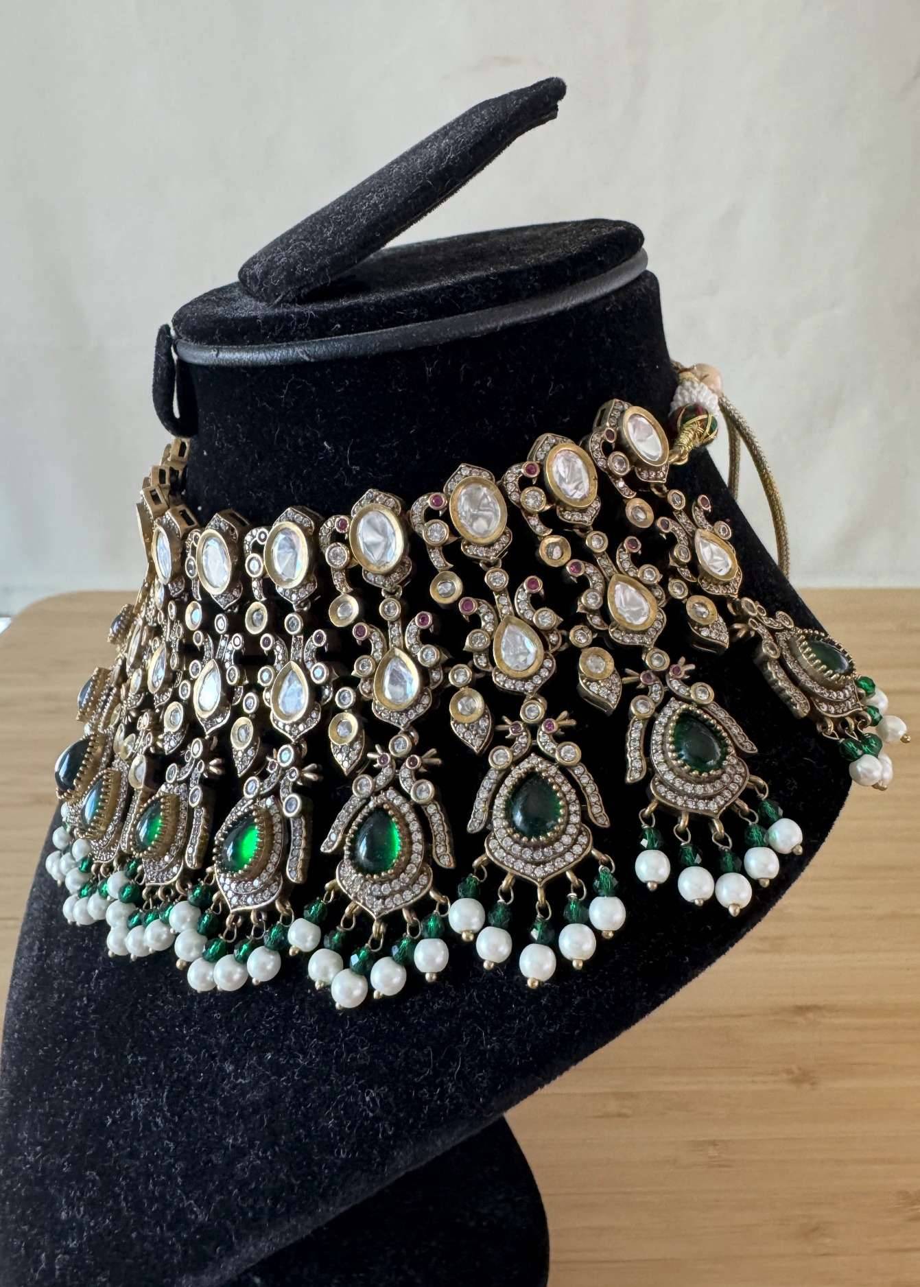 Noor Emerald Choker Image - 3