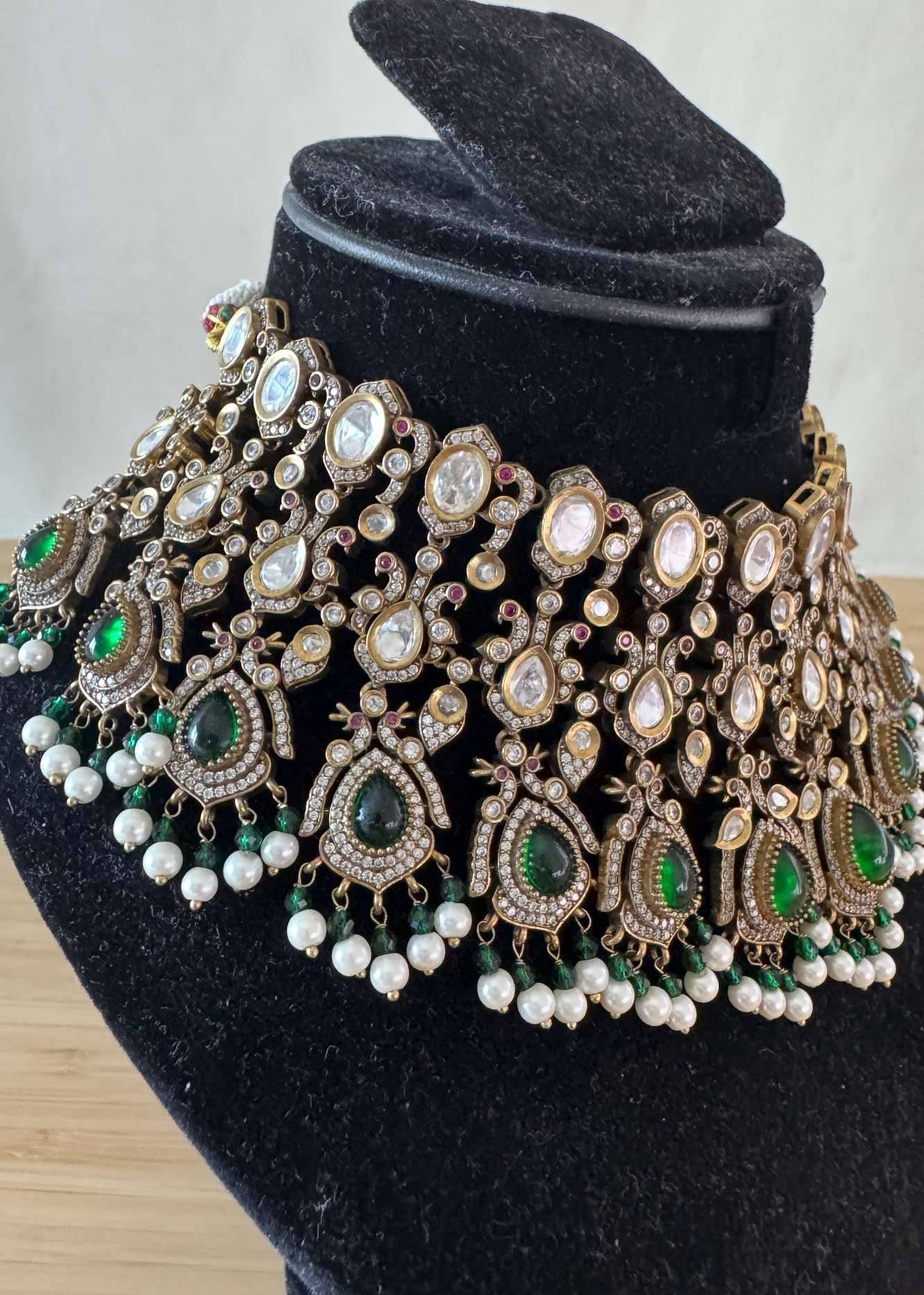 Noor Emerald Choker Image - 5