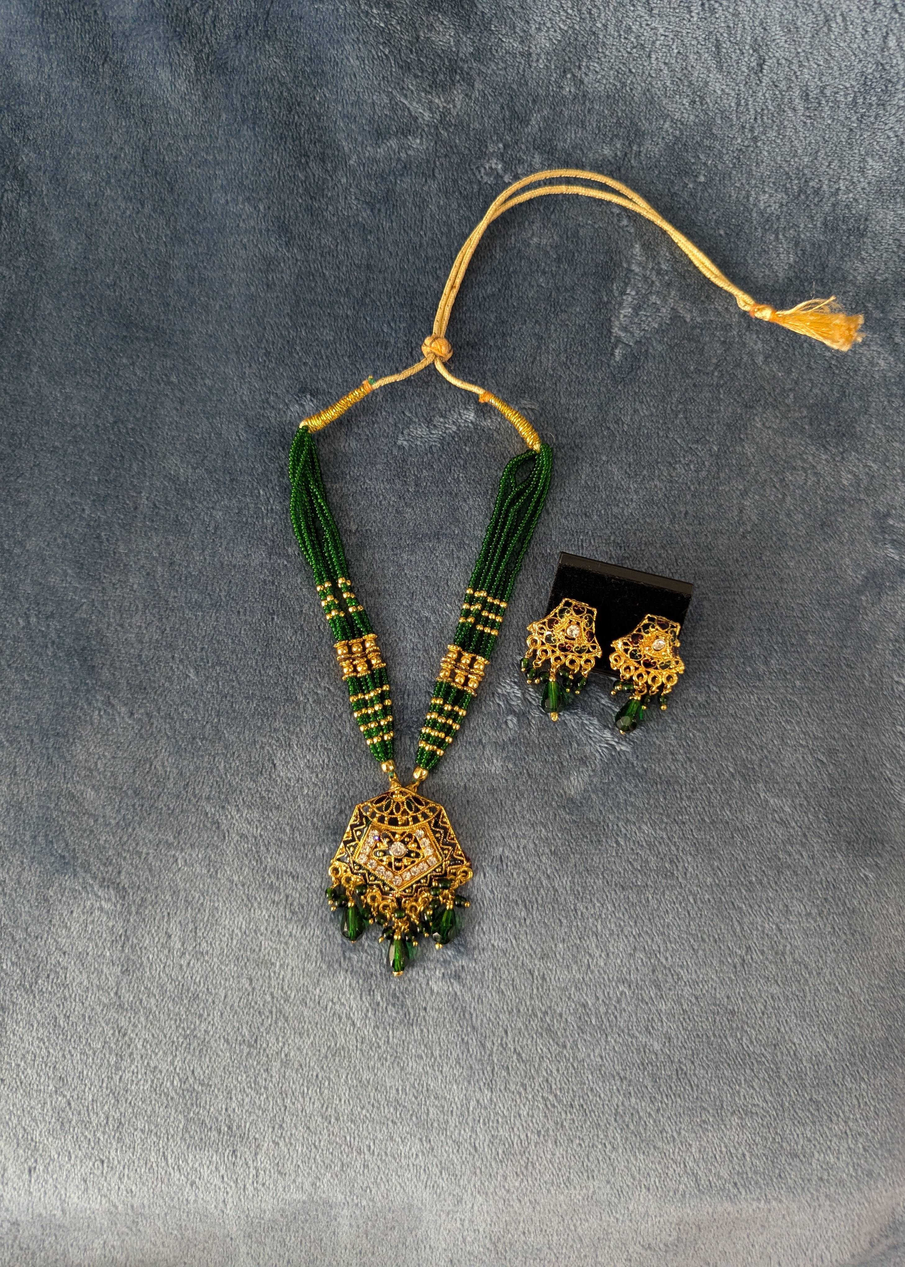 Emerald and Gold Jewelry Set Image - 0