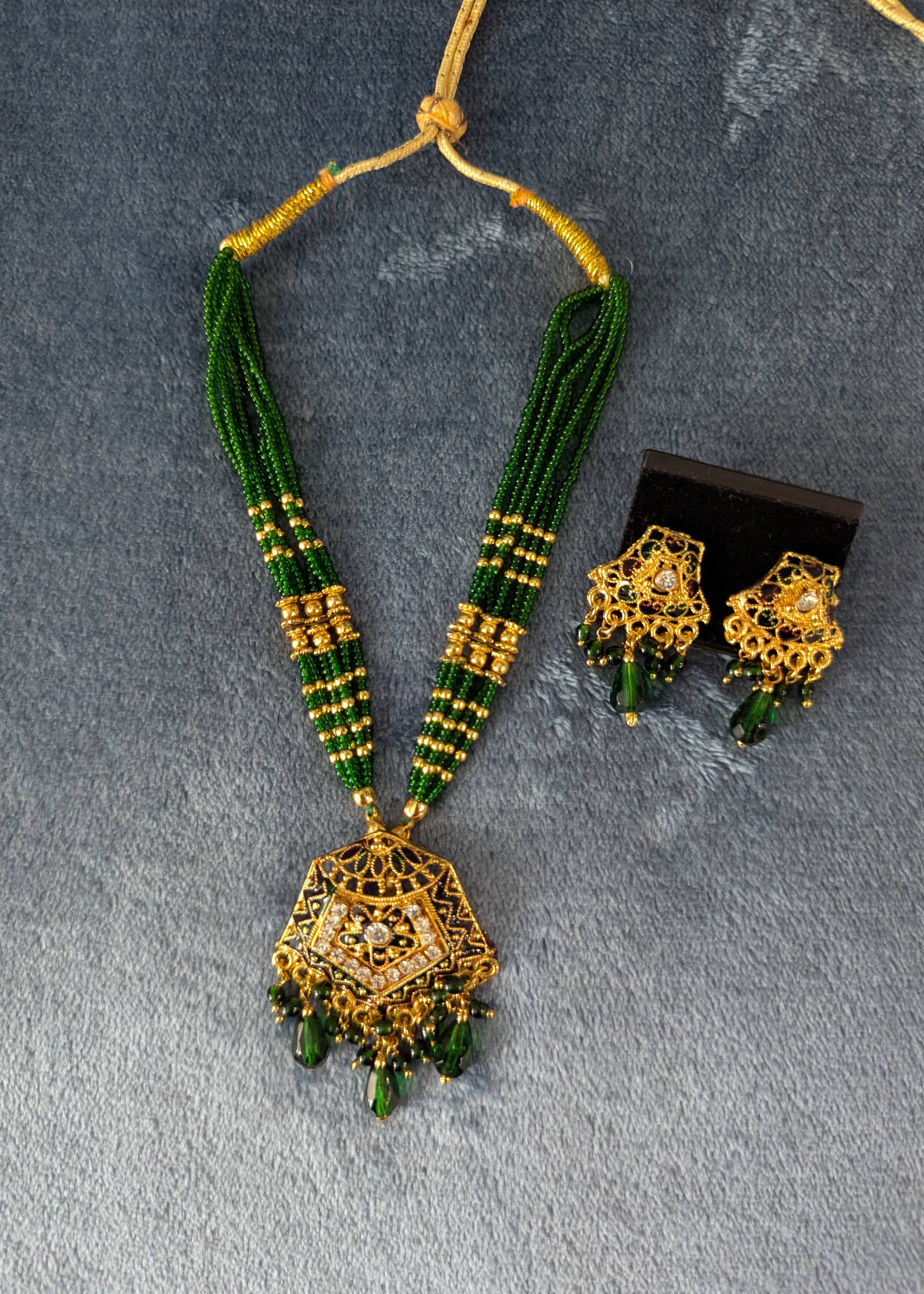 Emerald and Gold Jewelry Set Image - 1