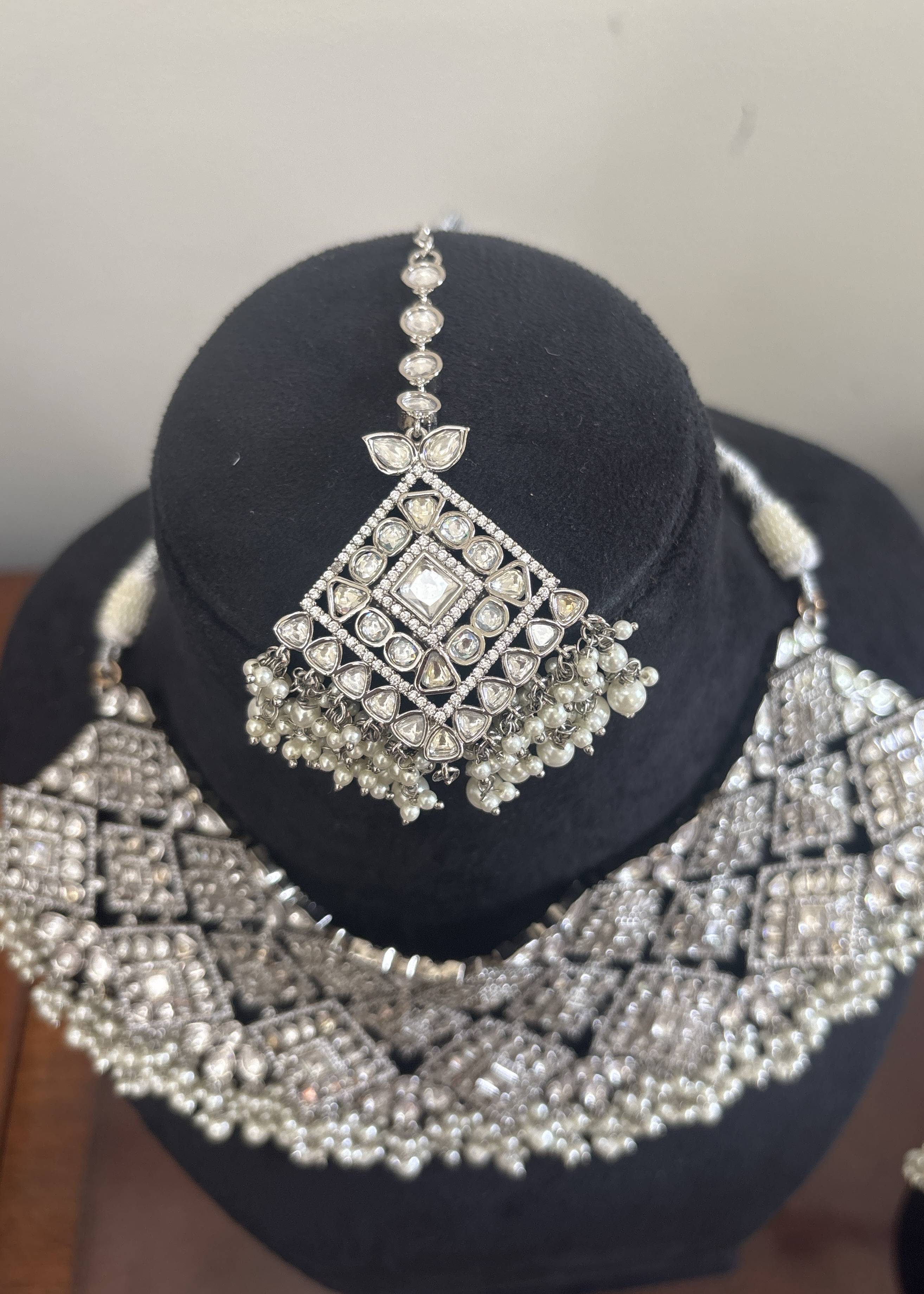Geometric Polki Bridal Set with Pearl Accents Image - 2