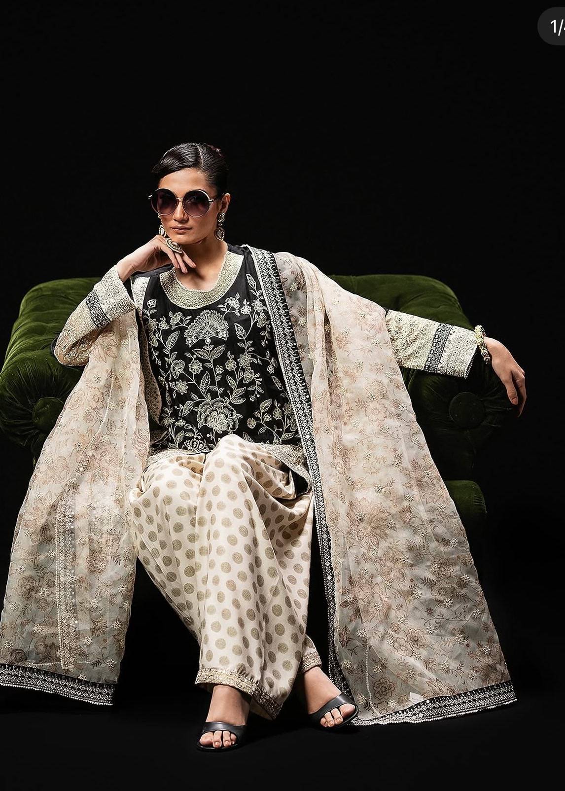 Black and White Shalwar Kameez Image - 0