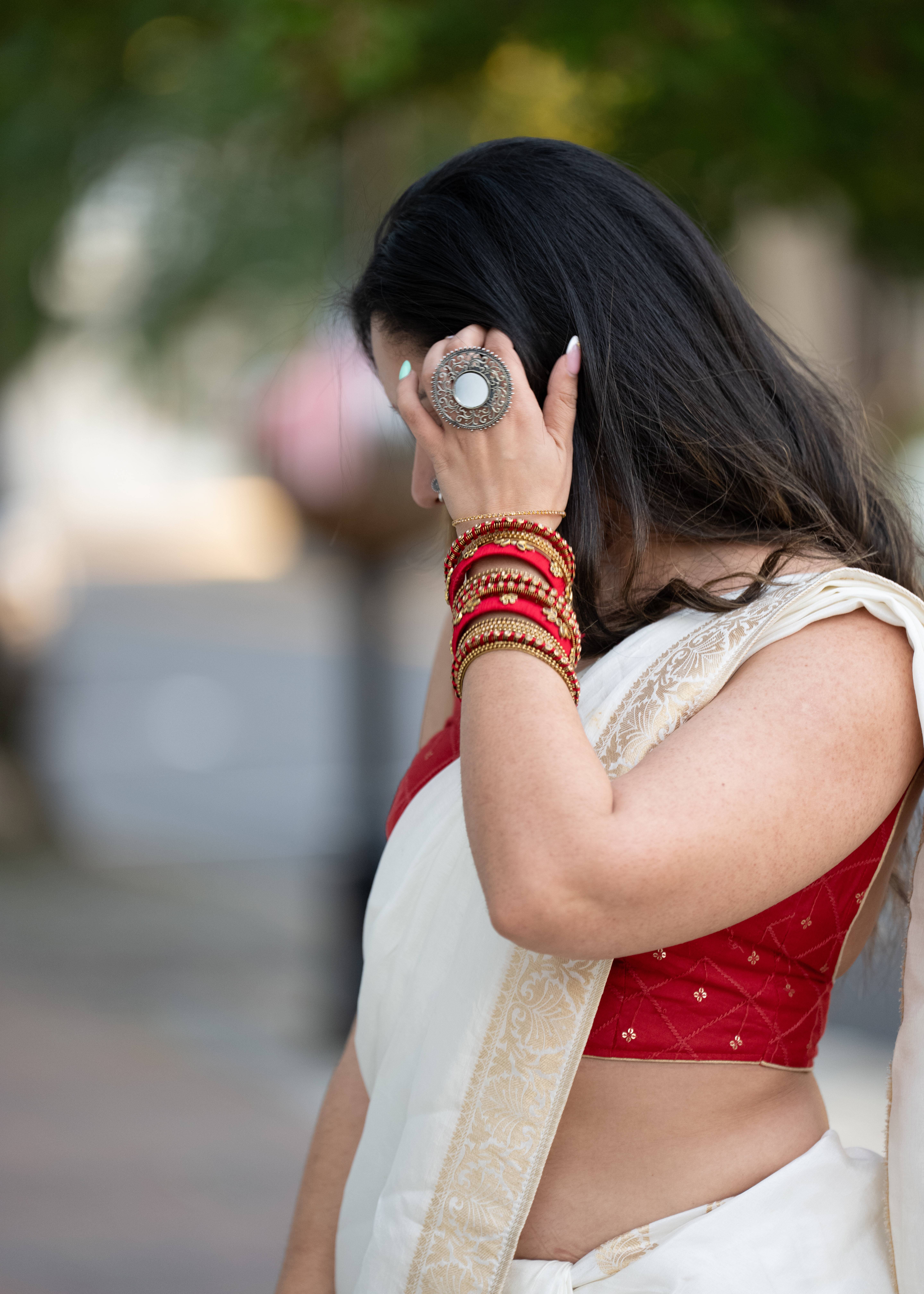 Ivory Zari Border Sari with Red Blouse Image - 4