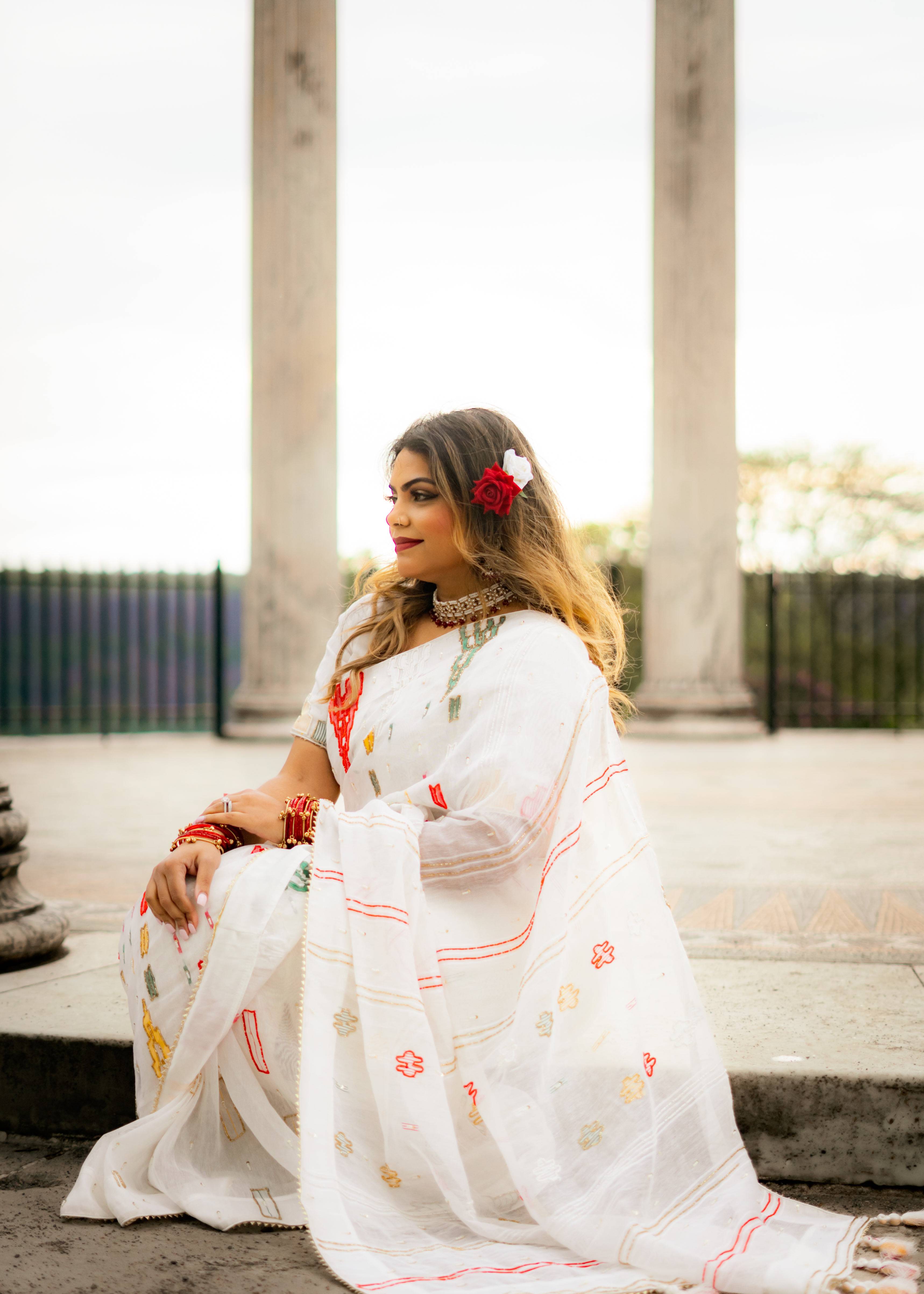 White Jamdani Woven Motif Sari Image - 2